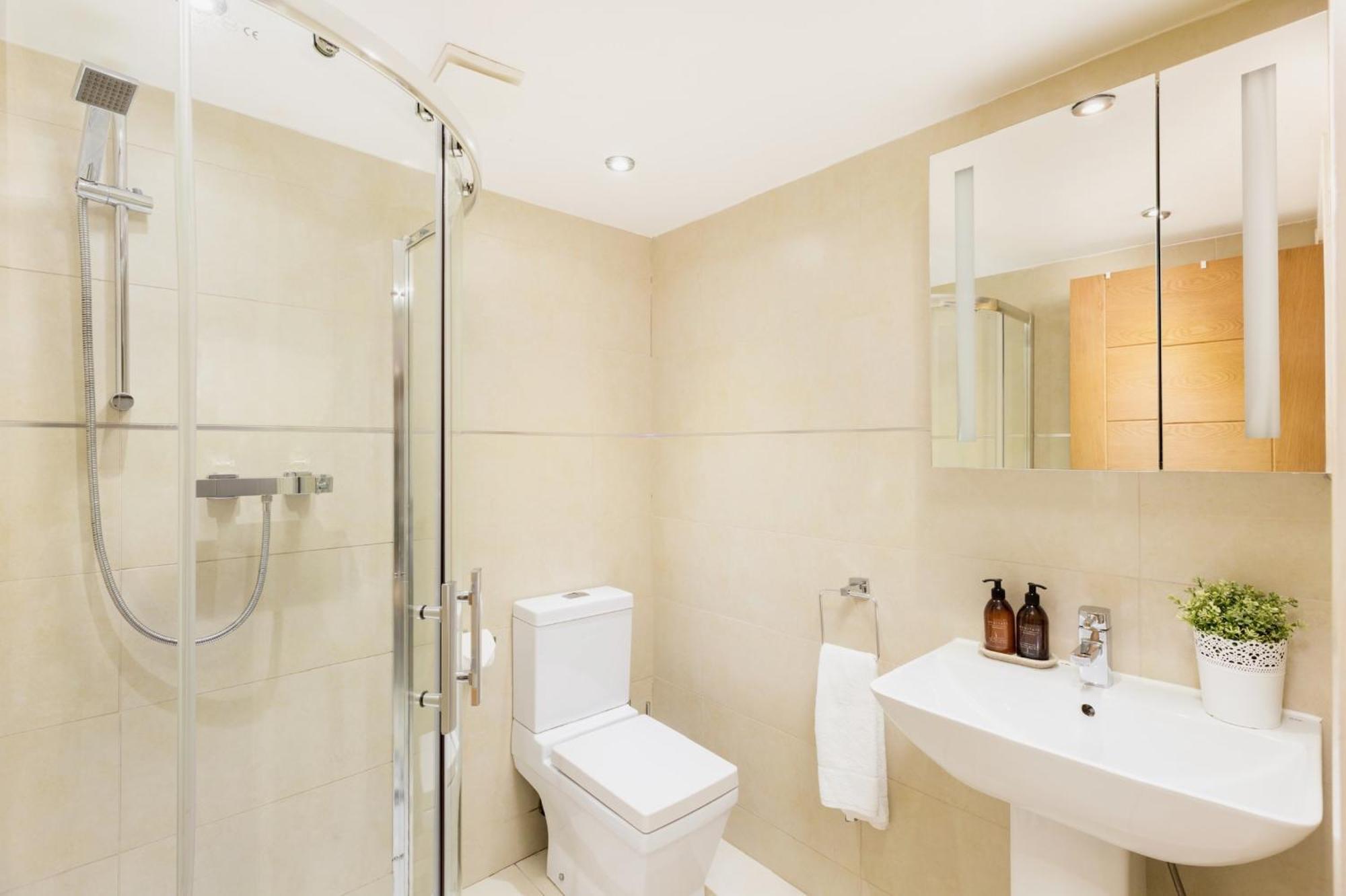 High End Luxury Townhouse In Jq, 4 Bedrooms, Flat Screen Tv In All Rooms, Free Parking, Near Birmingham City Centre Deposit Required Buitenkant foto