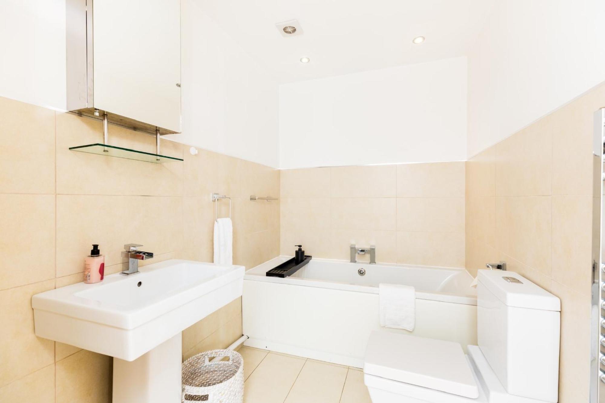 High End Luxury Townhouse In Jq, 4 Bedrooms, Flat Screen Tv In All Rooms, Free Parking, Near Birmingham City Centre Deposit Required Buitenkant foto