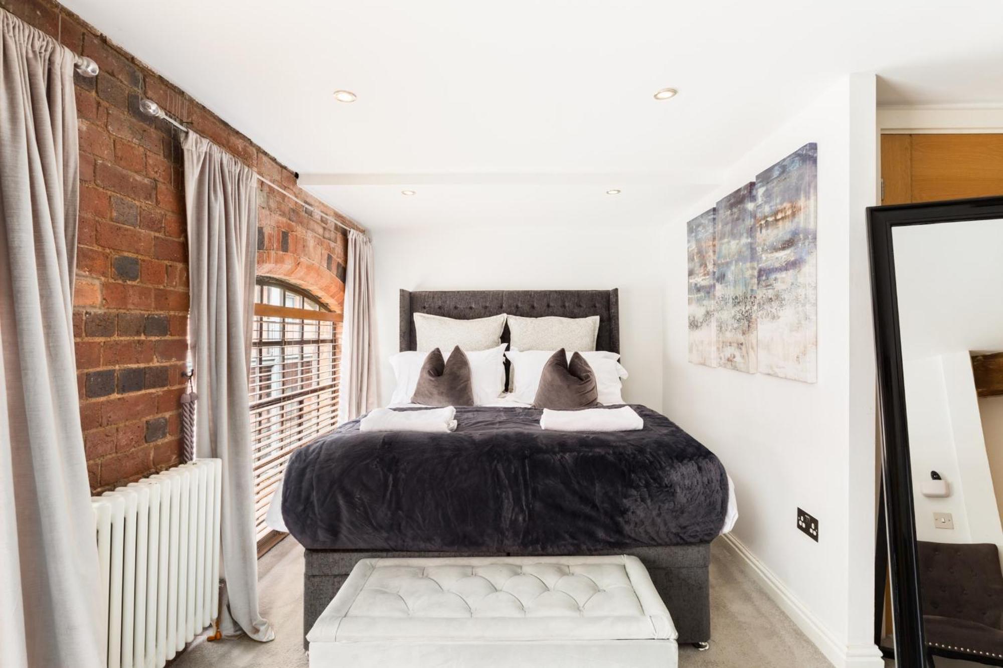 High End Luxury Townhouse In Jq, 4 Bedrooms, Flat Screen Tv In All Rooms, Free Parking, Near Birmingham City Centre Deposit Required Buitenkant foto
