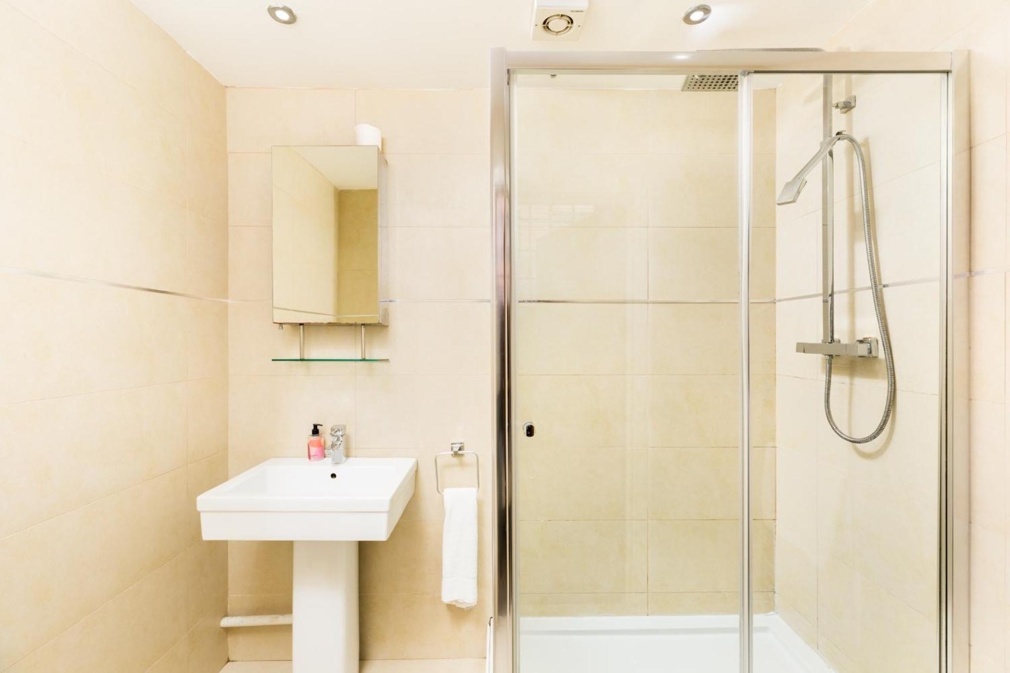 High End Luxury Townhouse In Jq, 4 Bedrooms, Flat Screen Tv In All Rooms, Free Parking, Near Birmingham City Centre Deposit Required Buitenkant foto