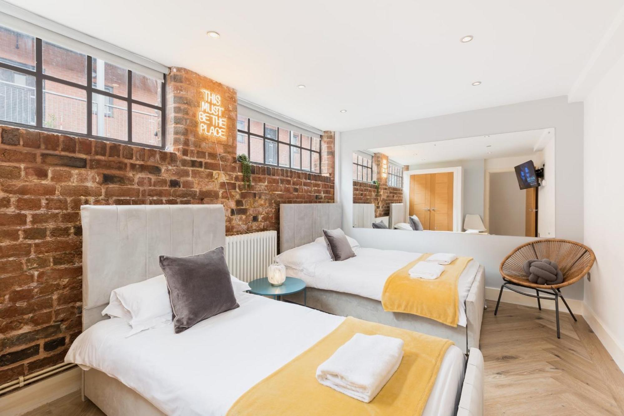 High End Luxury Townhouse In Jq, 4 Bedrooms, Flat Screen Tv In All Rooms, Free Parking, Near Birmingham City Centre Deposit Required Buitenkant foto